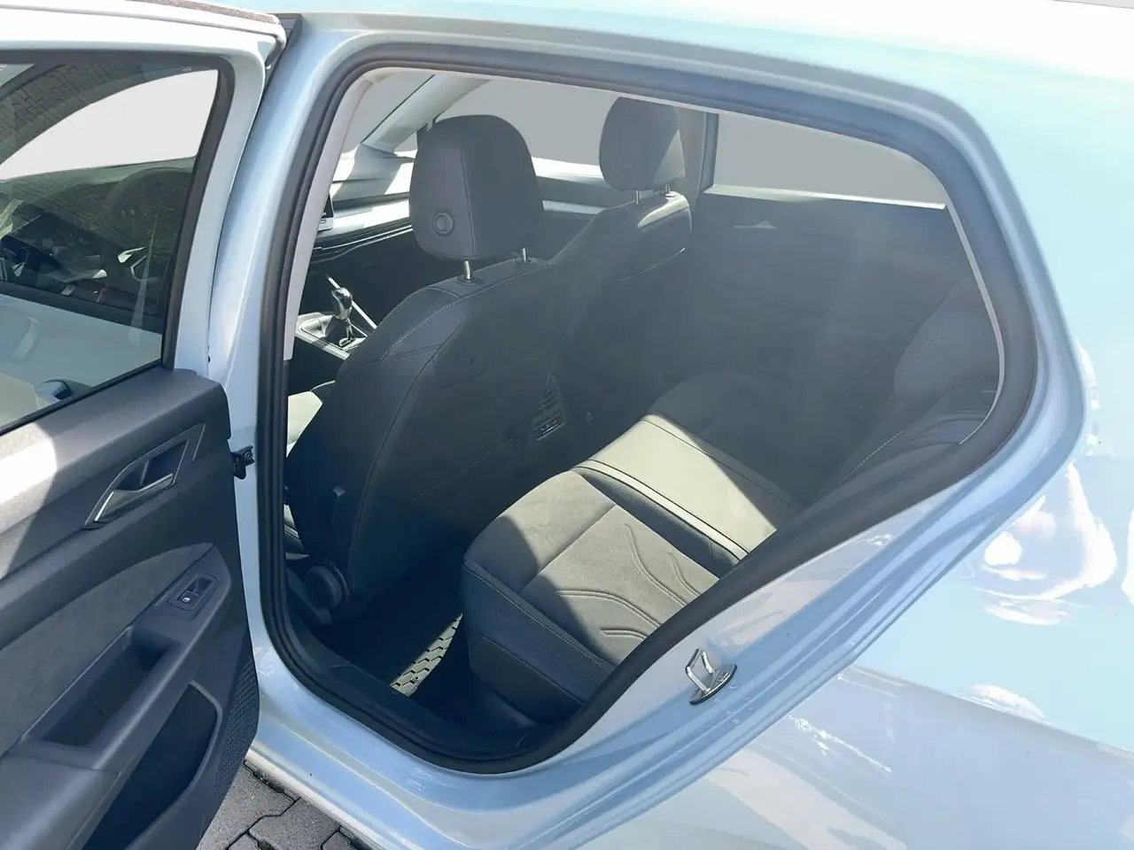 Volkswagen Golf VIII 1.5 TSI 85 kW Life,KAM,KESSY,ACC,SHZ — Vehicle gallery 11