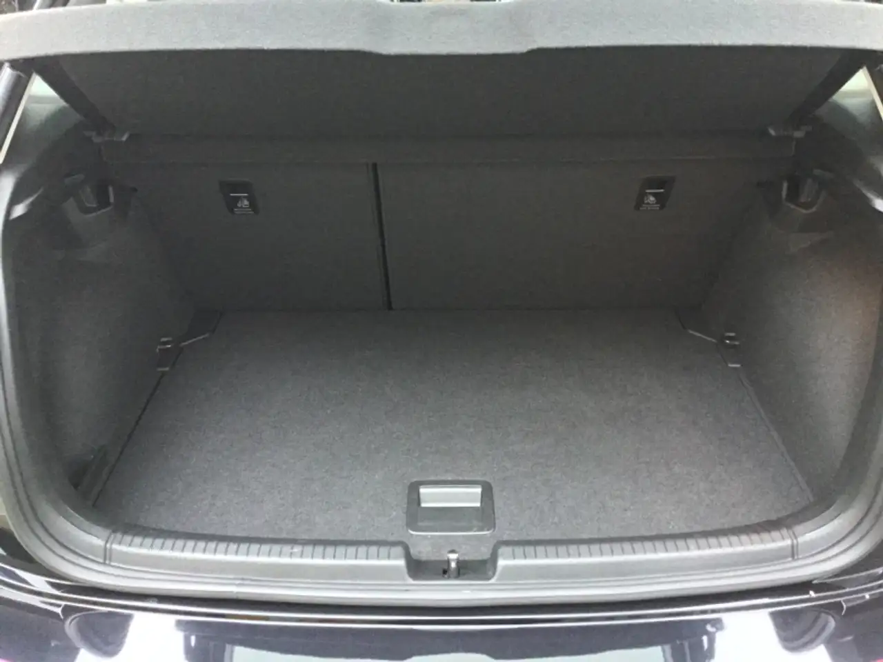 Volkswagen Polo Goal 15"LM AHZV Navi 2AC+ LED FLA 4PDC CAM — Galería del vehículo 22