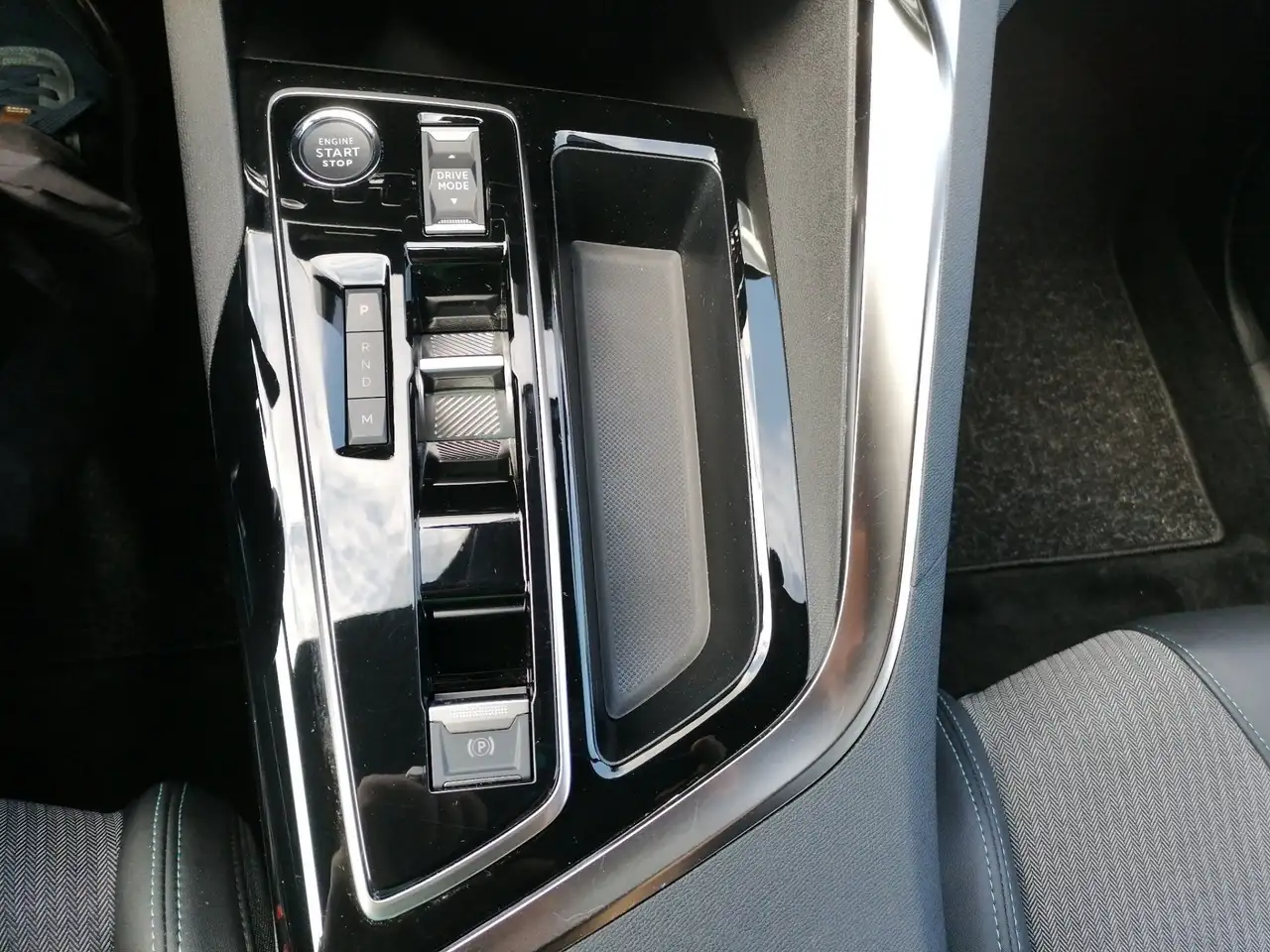 Peugeot 3008 1.2 PureTech 130 Allure Pack ACC KeyLess LM — Vehicle gallery 20