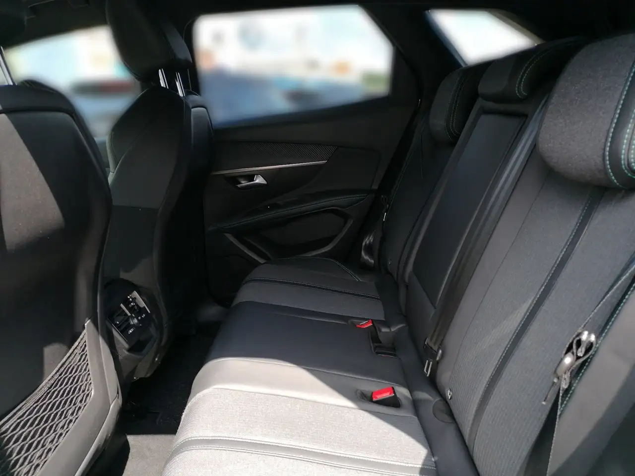 Peugeot 3008 1.2 PureTech 130 Allure Pack ACC KeyLess LM — Vehicle gallery 8