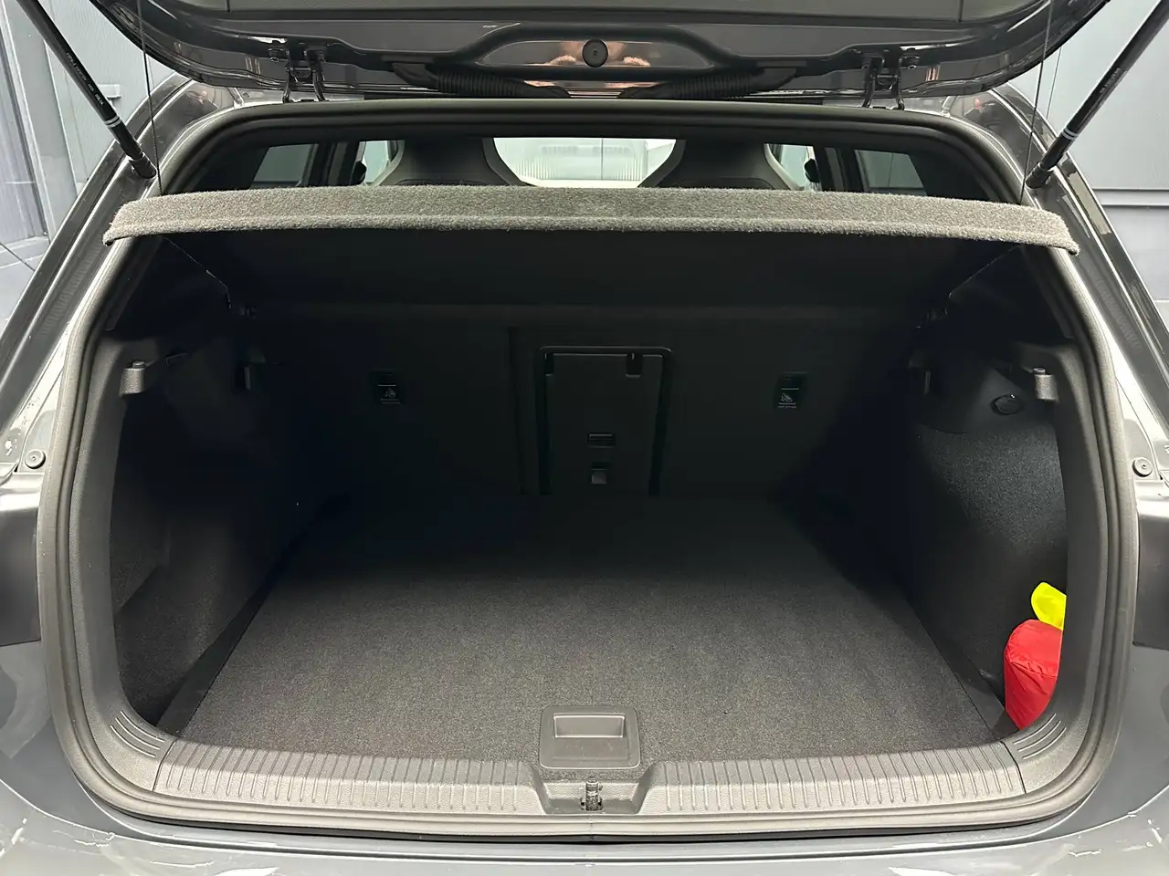Volkswagen Golf Lim. 1.5 eTSI DSG R-Line *KAMERA*NAVI*ACC*CarPlay* — Vehicle gallery 29