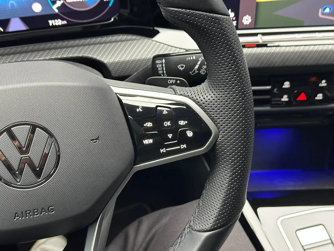 Volkswagen Golf Lim. 1.5 eTSI DSG R-Line *KAMERA*NAVI*ACC*CarPlay* — Vehicle gallery 18