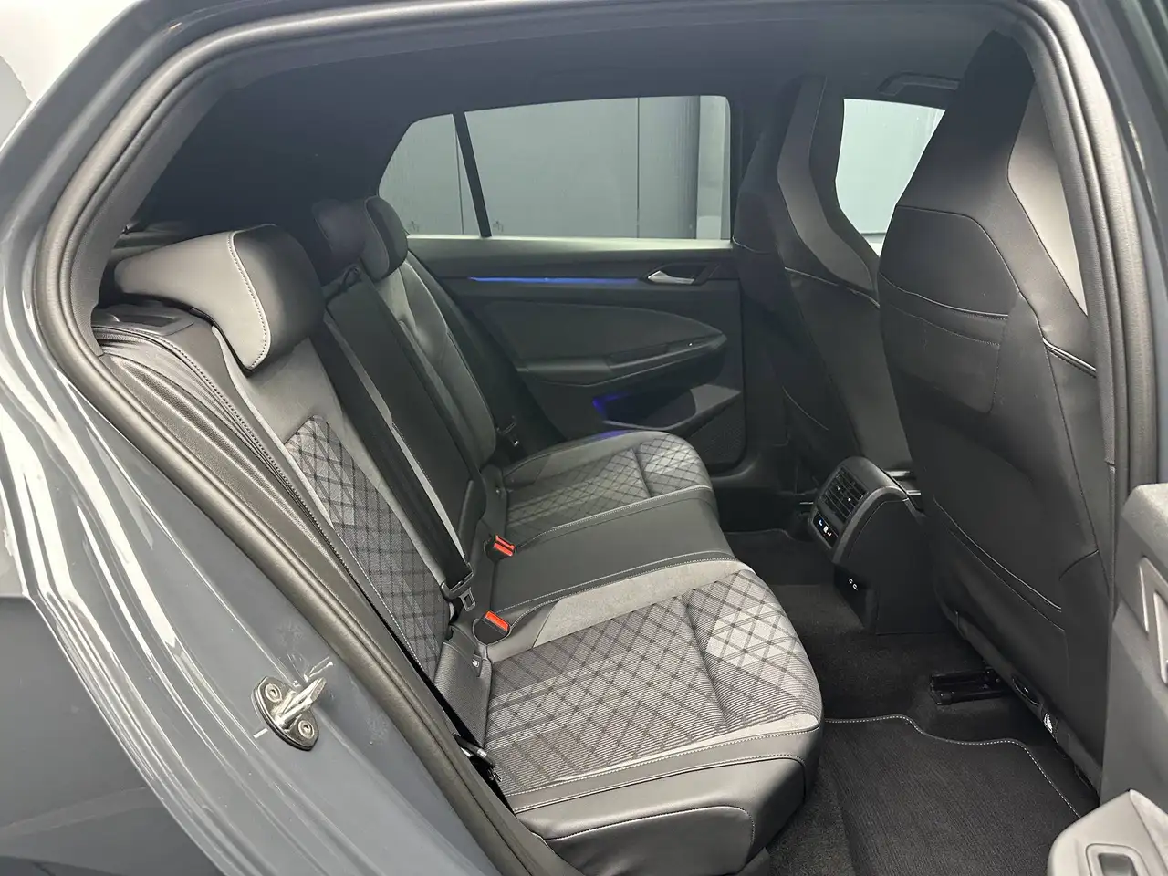 Volkswagen Golf Lim. 1.5 eTSI DSG R-Line *KAMERA*NAVI*ACC*CarPlay* — Vehicle gallery 27