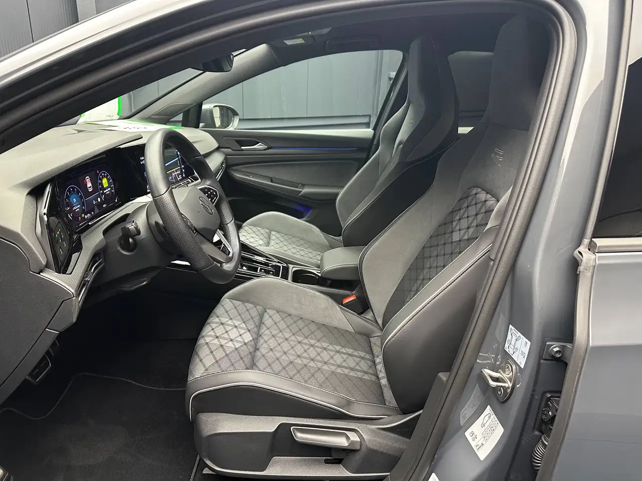 Volkswagen Golf Lim. 1.5 eTSI DSG R-Line *KAMERA*NAVI*ACC*CarPlay* — Vehicle gallery 14