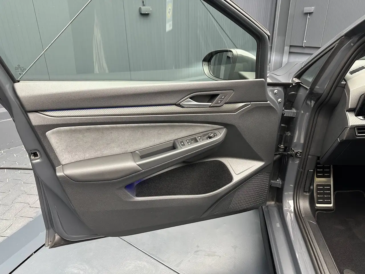 Volkswagen Golf Lim. 1.5 eTSI DSG R-Line *KAMERA*NAVI*ACC*CarPlay* — Vehicle gallery 13