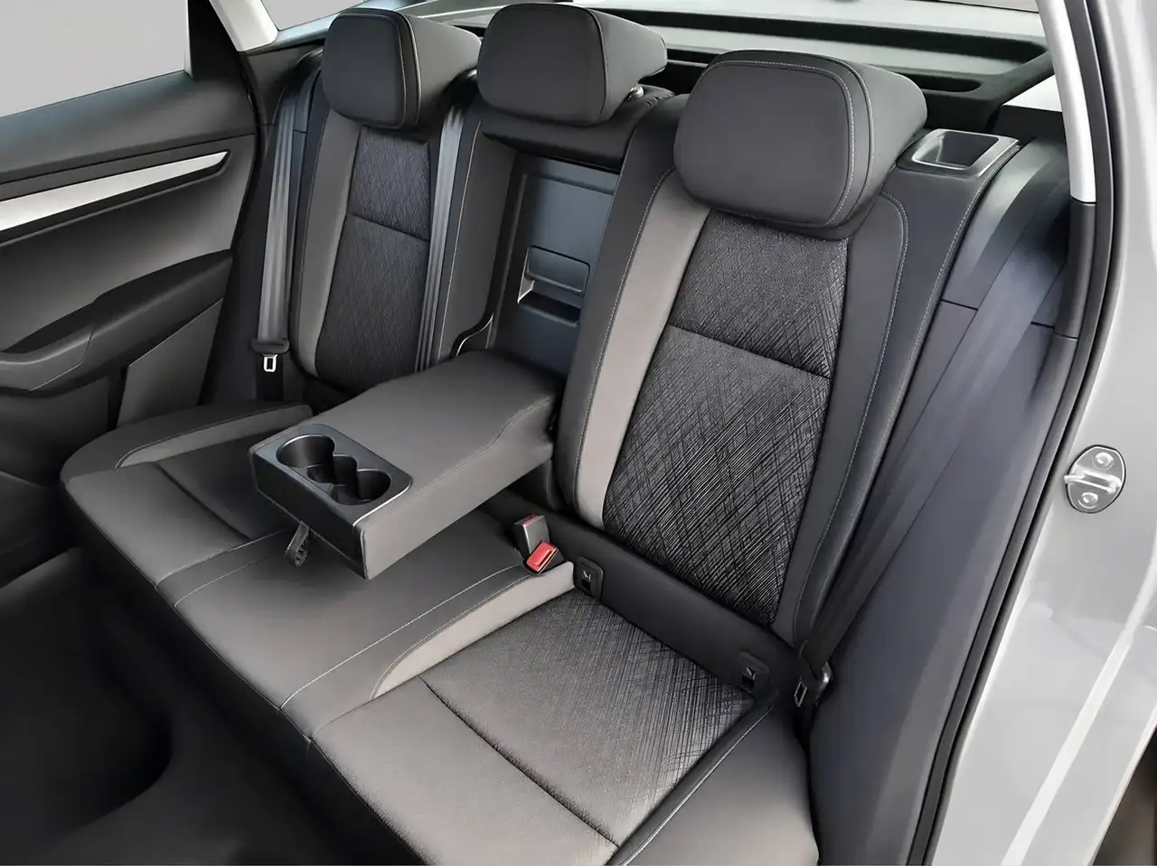 Skoda Karoq Style 1.5 TSI 150PS AHK Navi Fahrprofil Kamera LED Kessy Sitzheizung PDC vorne u. hinten 17" Alufelgen Wireless Charging — Galerie du véhicule 10