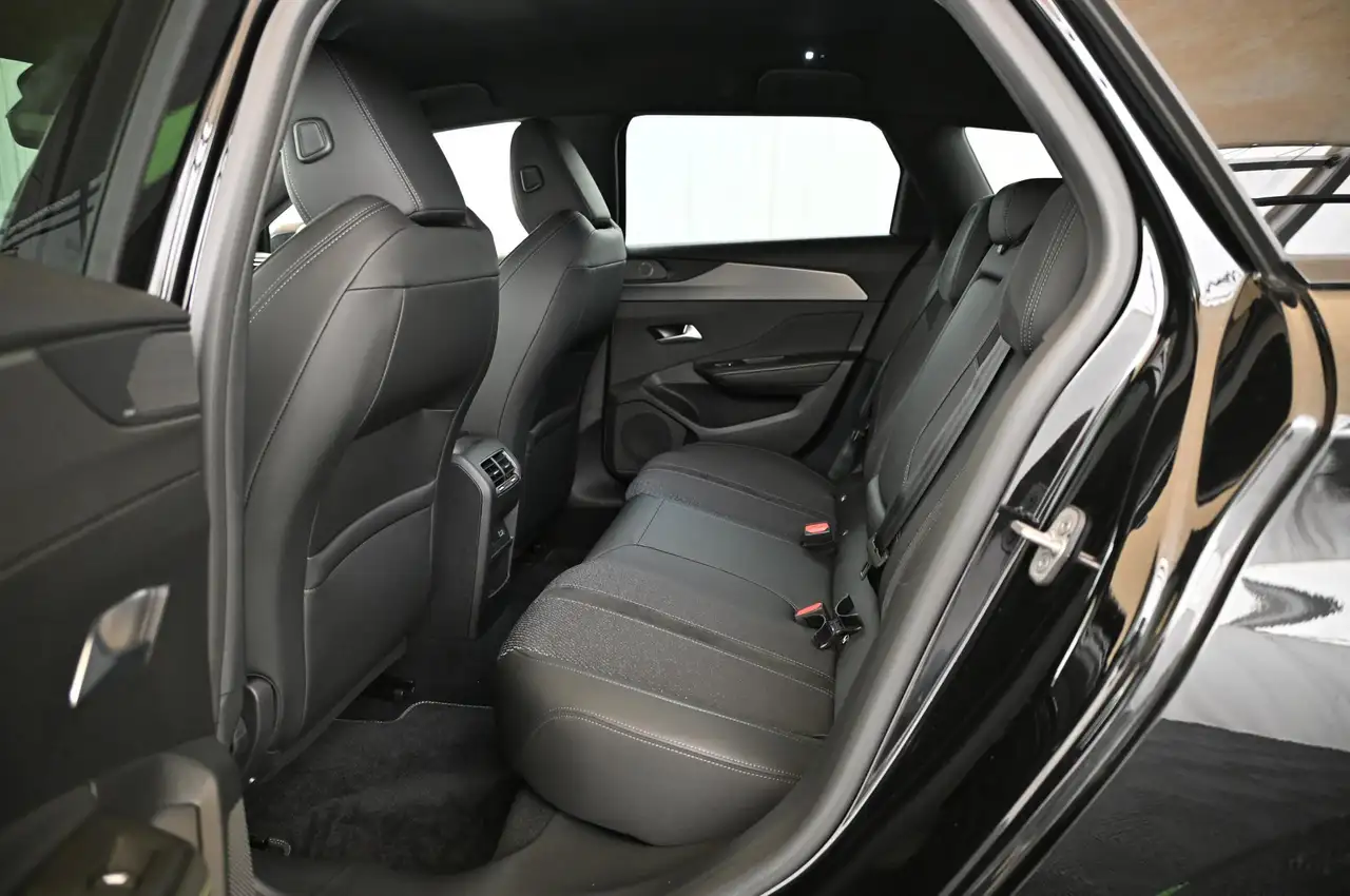 Peugeot 308 SW 1.2 e-THP EAT8 GT MATRIX/NAVI/SOUND-HIFI/18 — Galerie du véhicule 27