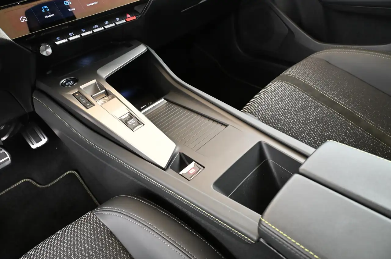 Peugeot 308 SW 1.2 e-THP EAT8 GT MATRIX/NAVI/SOUND-HIFI/18 — Galerie du véhicule 14
