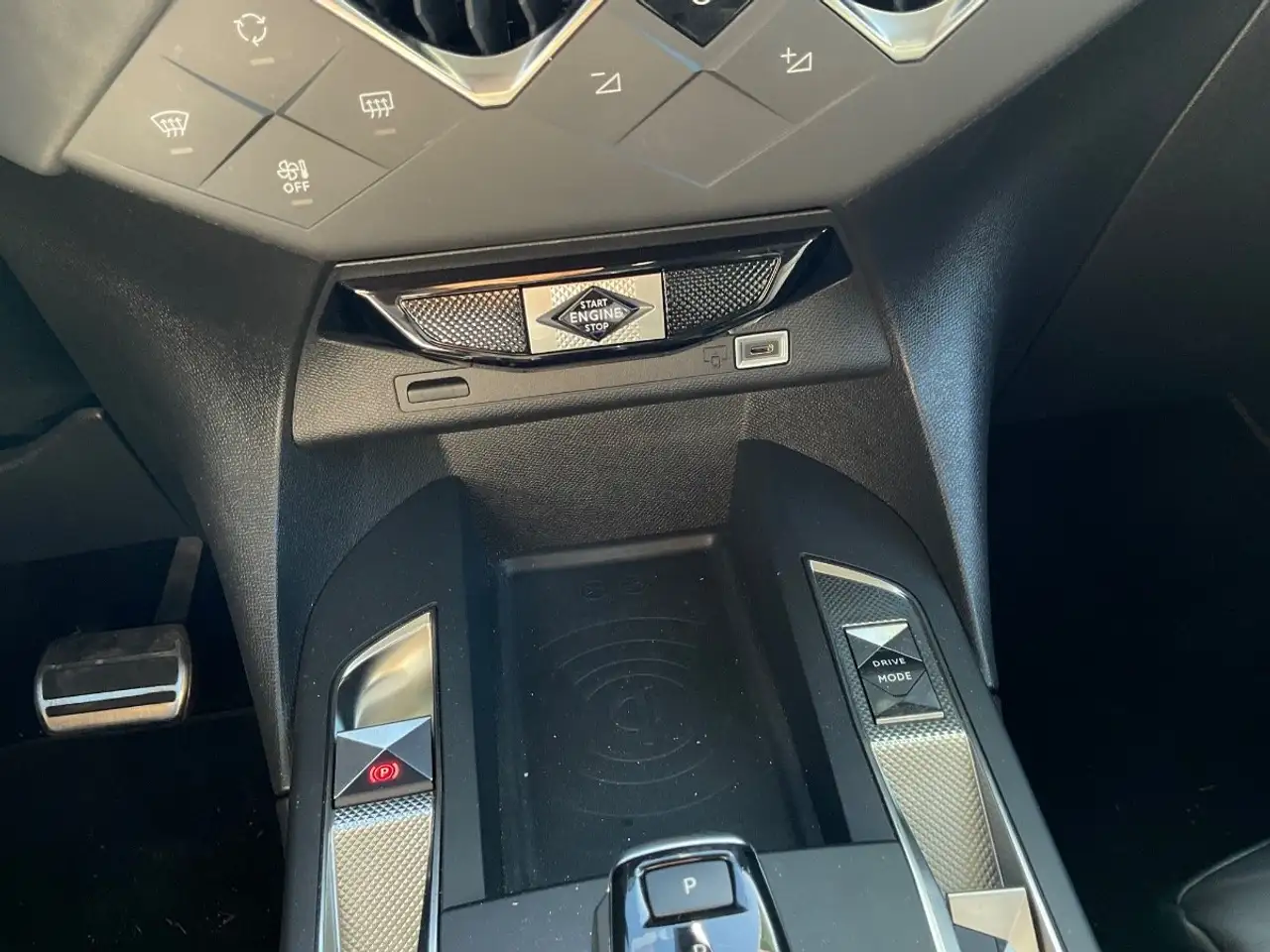 DS Automobiles DS 3 1.2 PureTech 130 Opera Navi+SHZ+Kam.+KlimaA — Galería del vehículo 15