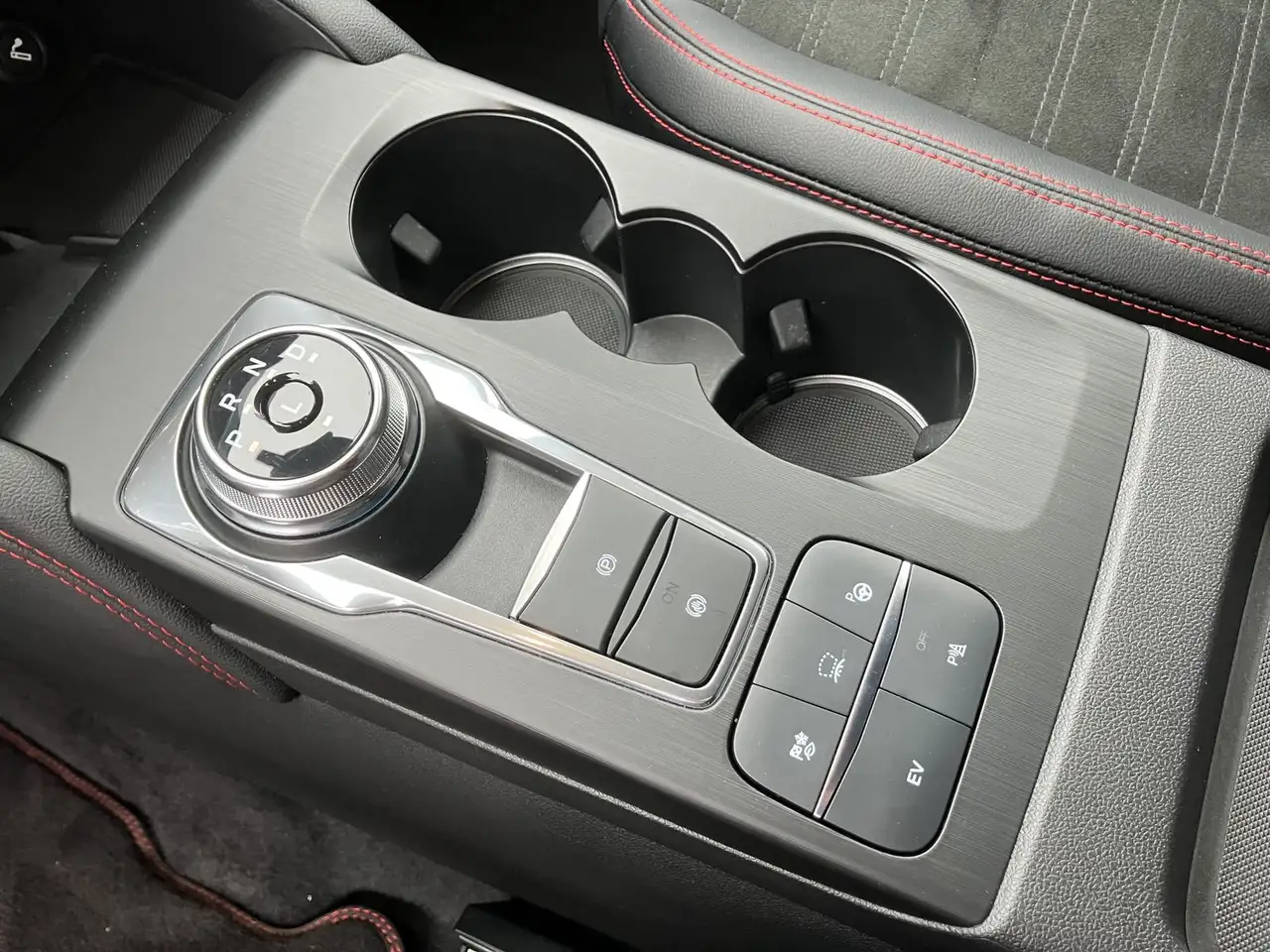 Ford Kuga ST-Line X + Winter-Paket — Galerie du véhicule 8