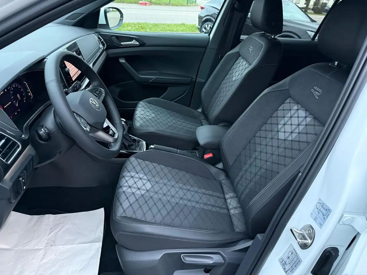 Volkswagen T-Cross 1.0 TSI DSG R-Line *Matrix*Kamera*ACC* — Vehicle gallery 11
