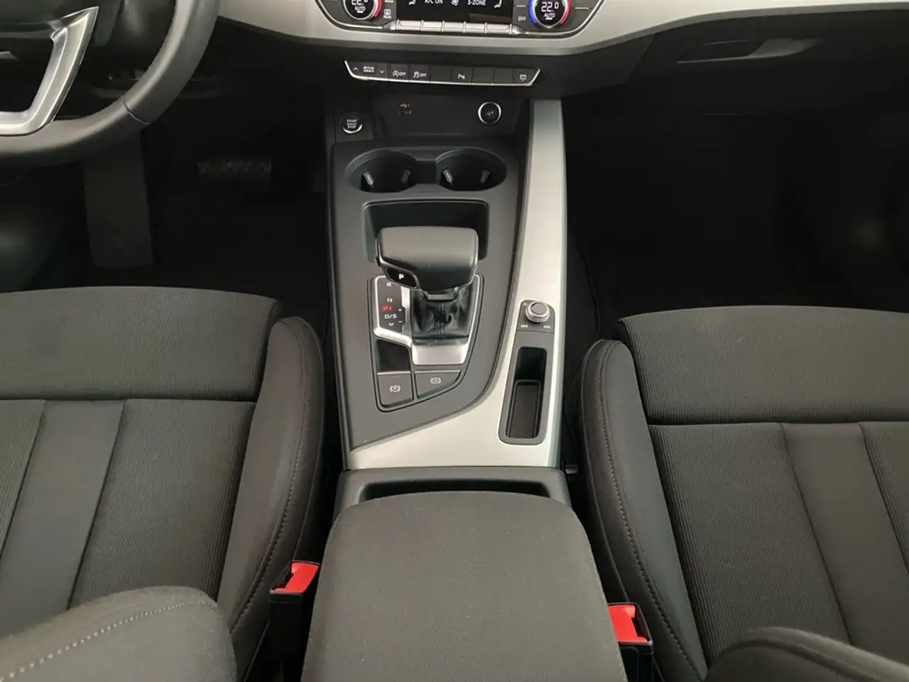 Audi A4 Avant 40 TFSI quattro S line BUSINESS+HUD+AHK+RWO — Vehicle gallery 11
