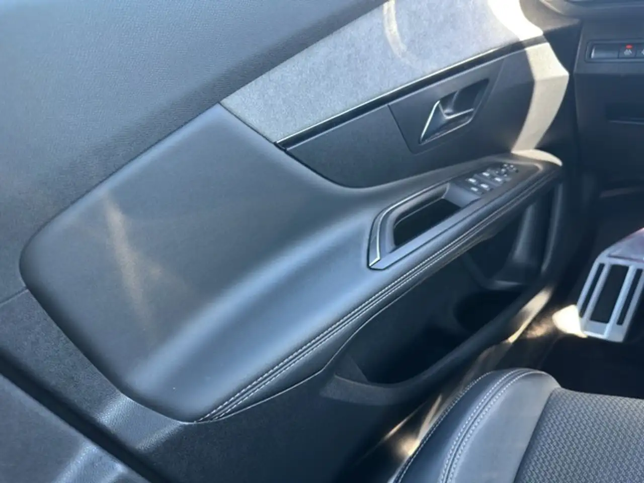 Peugeot 3008 GT HYBRID 136 e-DSC6 PANO NAVI ACC KAMERA PDC S... — Vehicle gallery 14