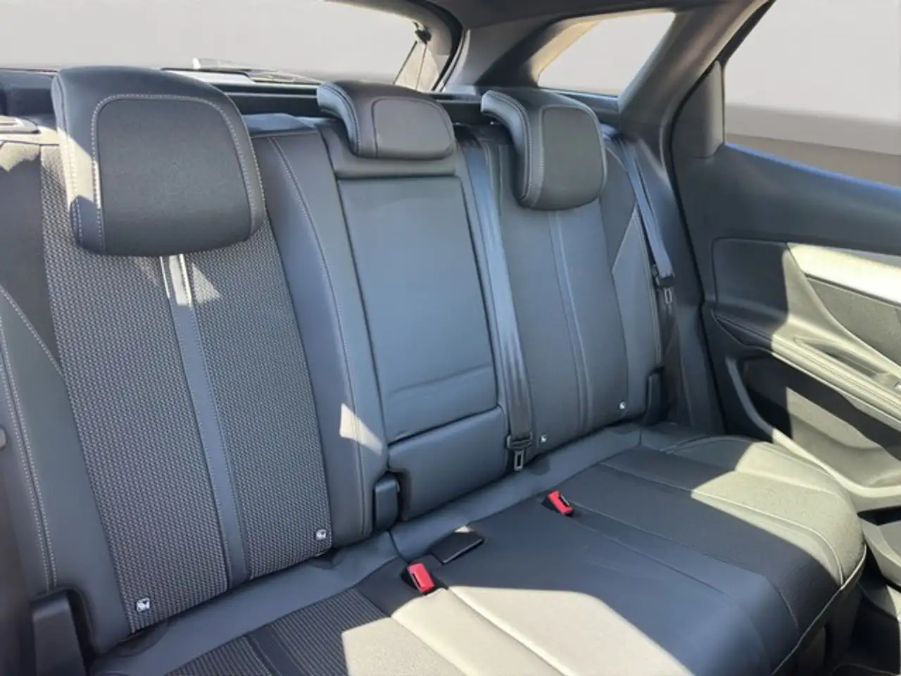 Peugeot 3008 GT HYBRID 136 e-DSC6 PANO NAVI ACC KAMERA PDC S... — Vehicle gallery 15