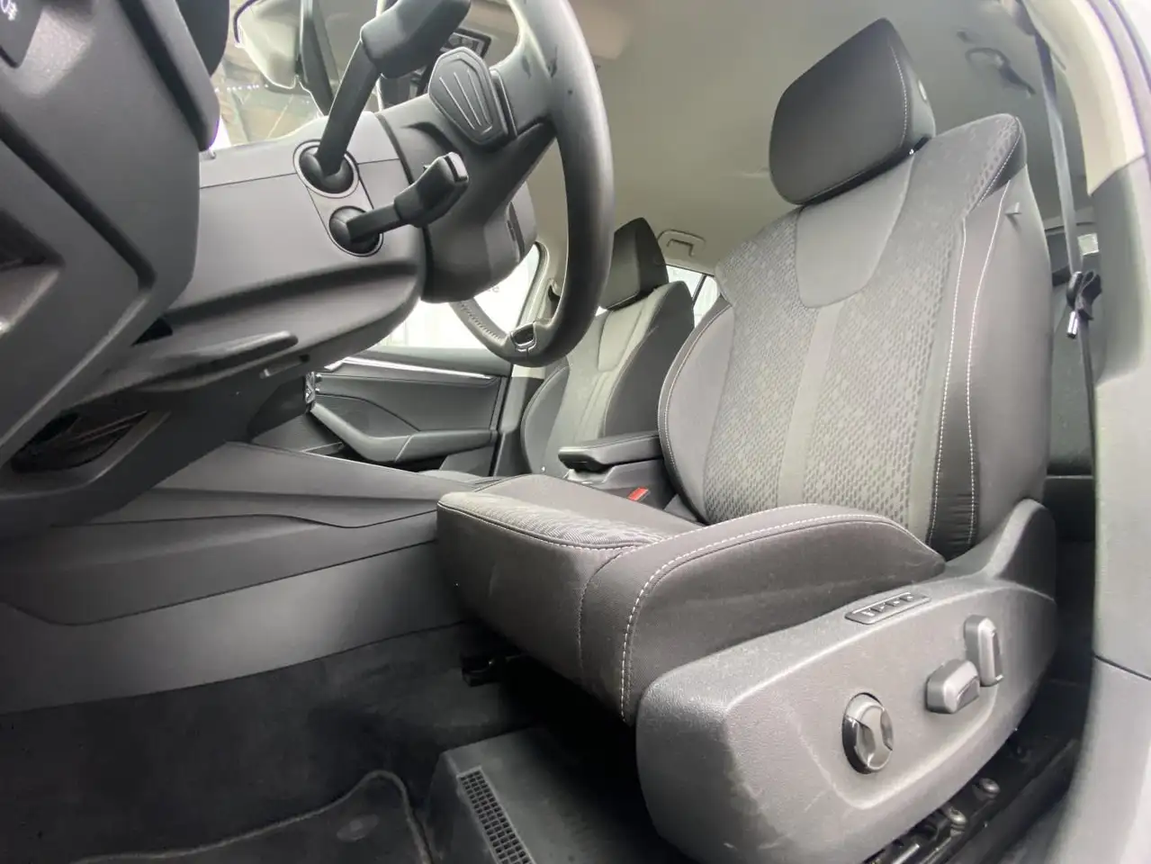 Skoda Octavia Combi 1.5 eTSI DSG HEAD-UP+SMART-LINK+VI — Vehicle gallery 9
