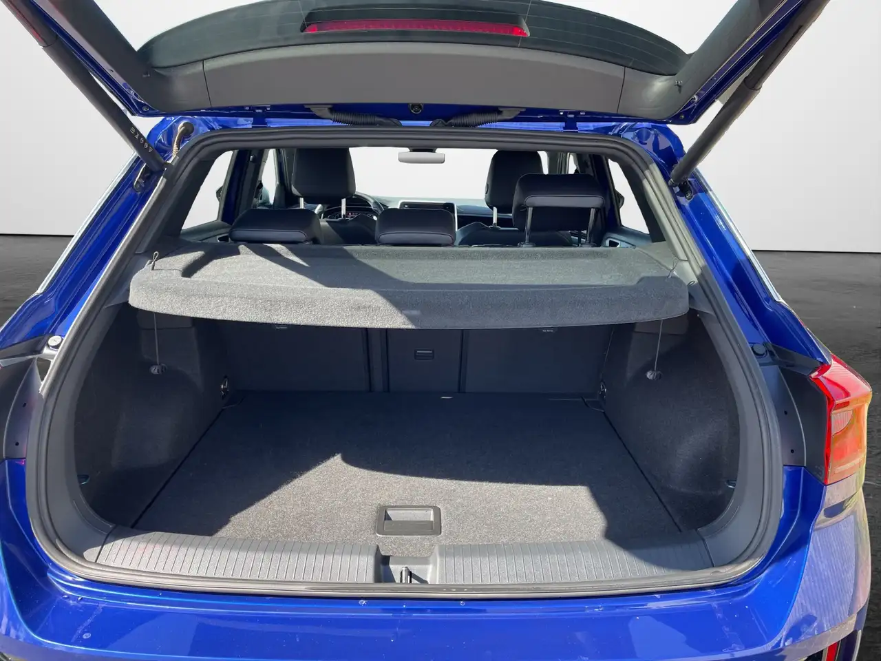 Volkswagen T-Roc R 2.0 TSI DSG 4M Akrapovic AHK Beats DCC — Vehicle gallery 13