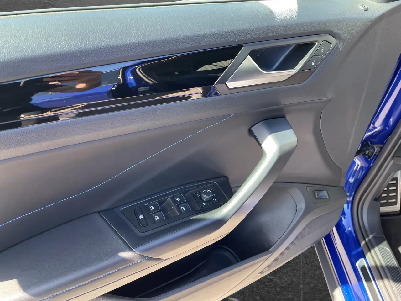 Volkswagen T-Roc R 2.0 TSI DSG 4M Akrapovic AHK Beats DCC — Vehicle gallery 7
