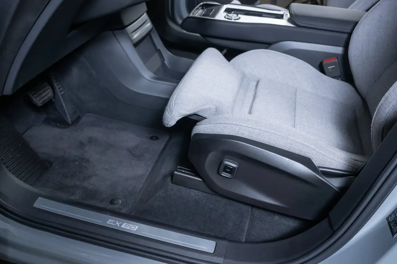 Volvo EX90 Ultra Twin Motor AWD 7-Sitzer CARE AHK el. Pano. — معرض صور السيارة 16