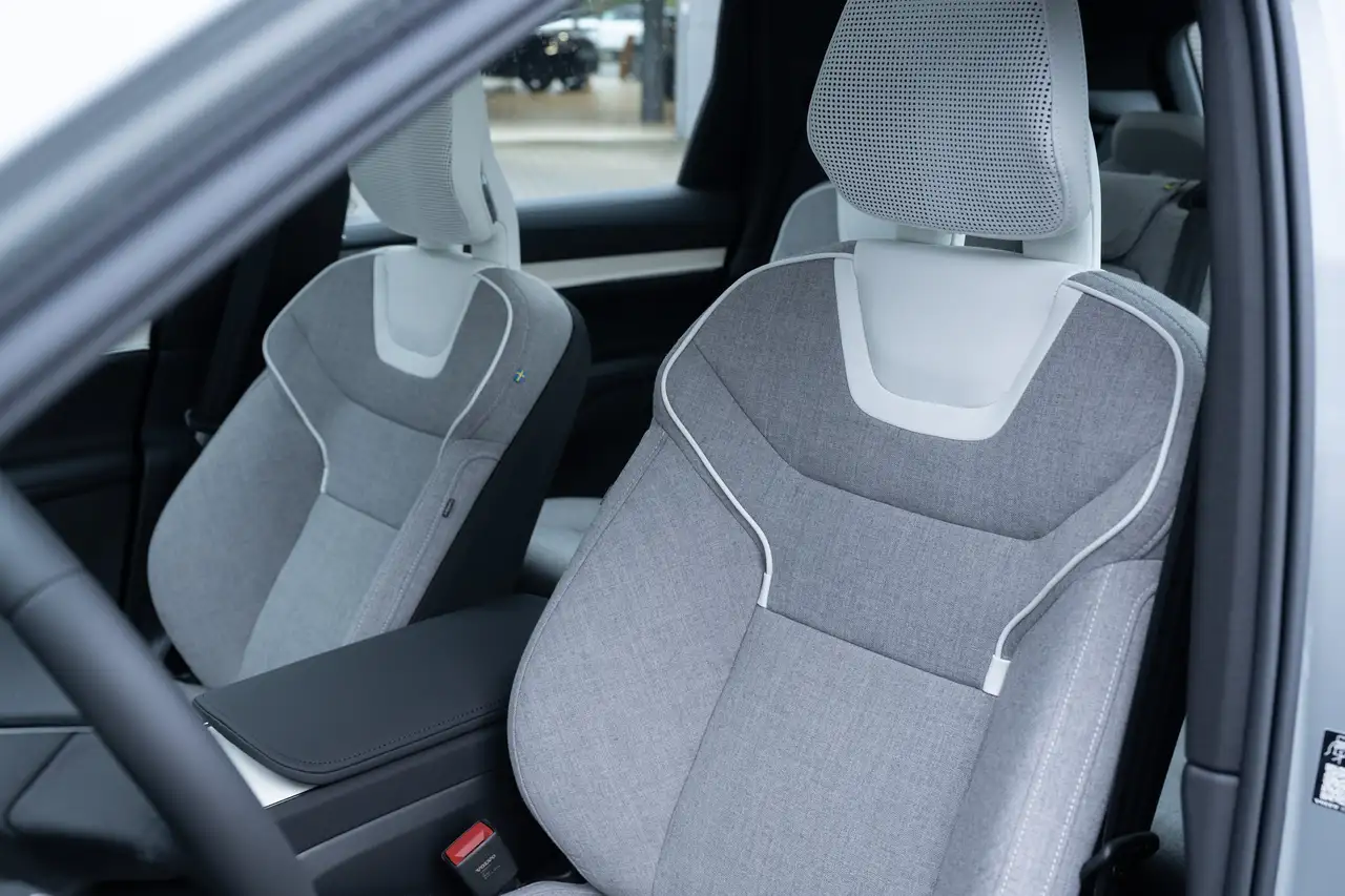 Volvo EX90 Ultra Twin Motor AWD 7-Sitzer CARE AHK el. Pano. — معرض صور السيارة 18