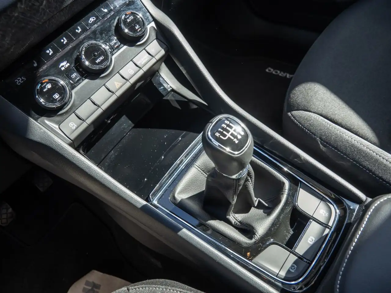 Skoda Karoq 1.0 TSI Drive Klima Smart-link SHZ PDC — Galería del vehículo 15