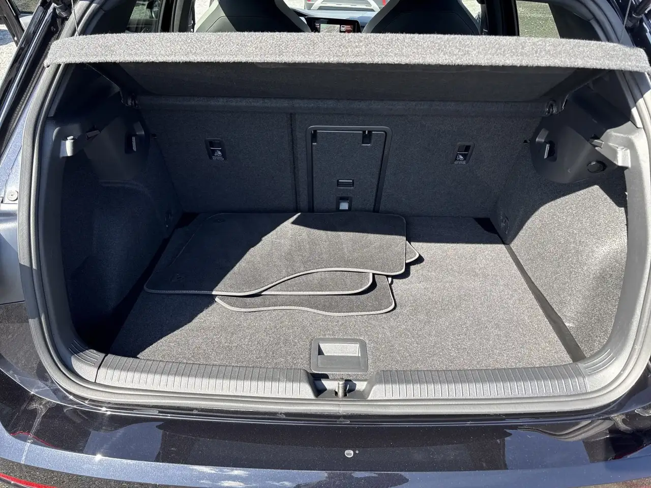 Volkswagen Golf VIII R-Line 1.5eTSI DSG RFK+LED+ACC+SHZ+App — Vehicle gallery 13