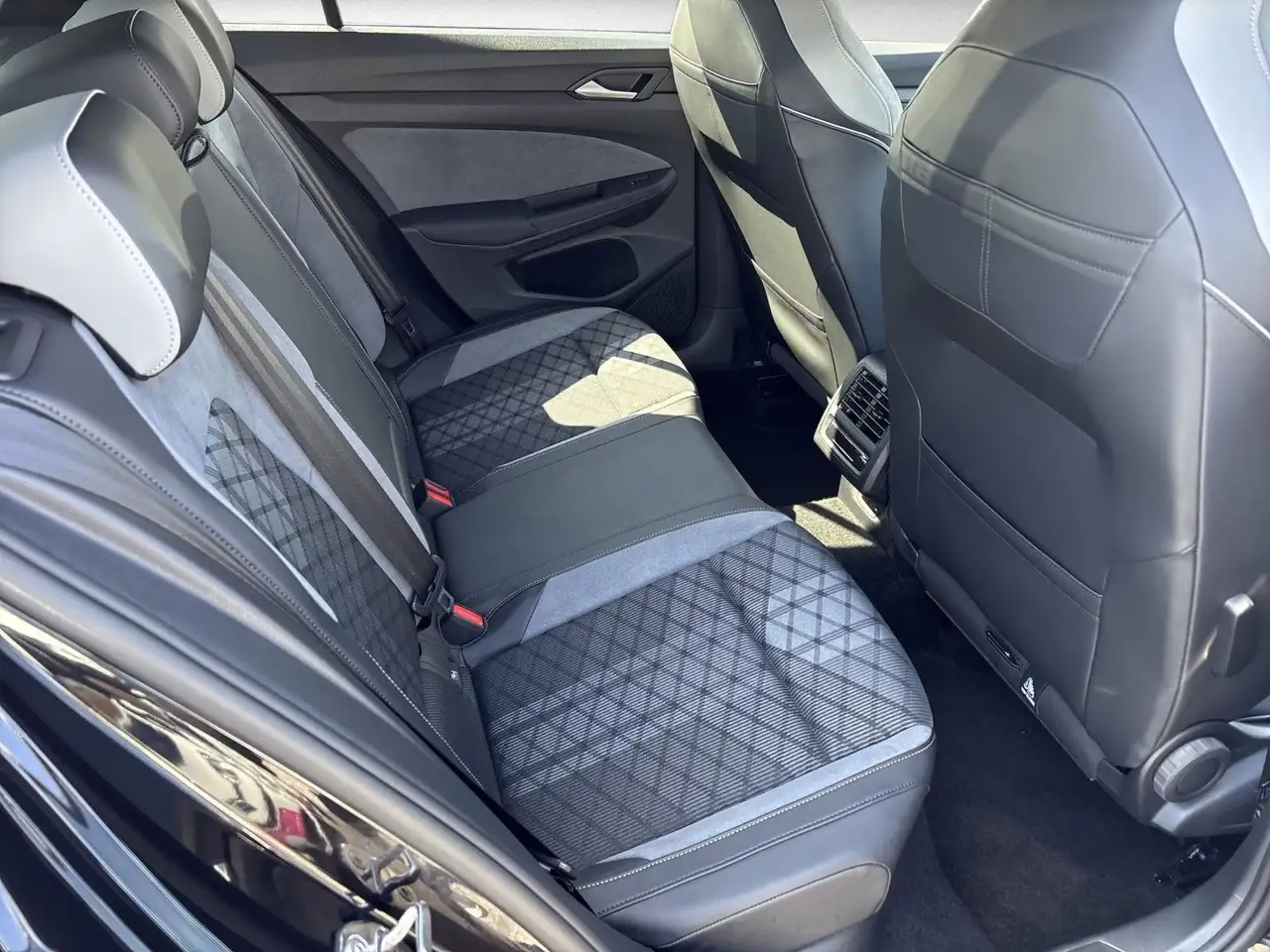 Volkswagen Golf VIII R-Line 1.5eTSI DSG RFK+LED+ACC+SHZ+App — Vehicle gallery 12