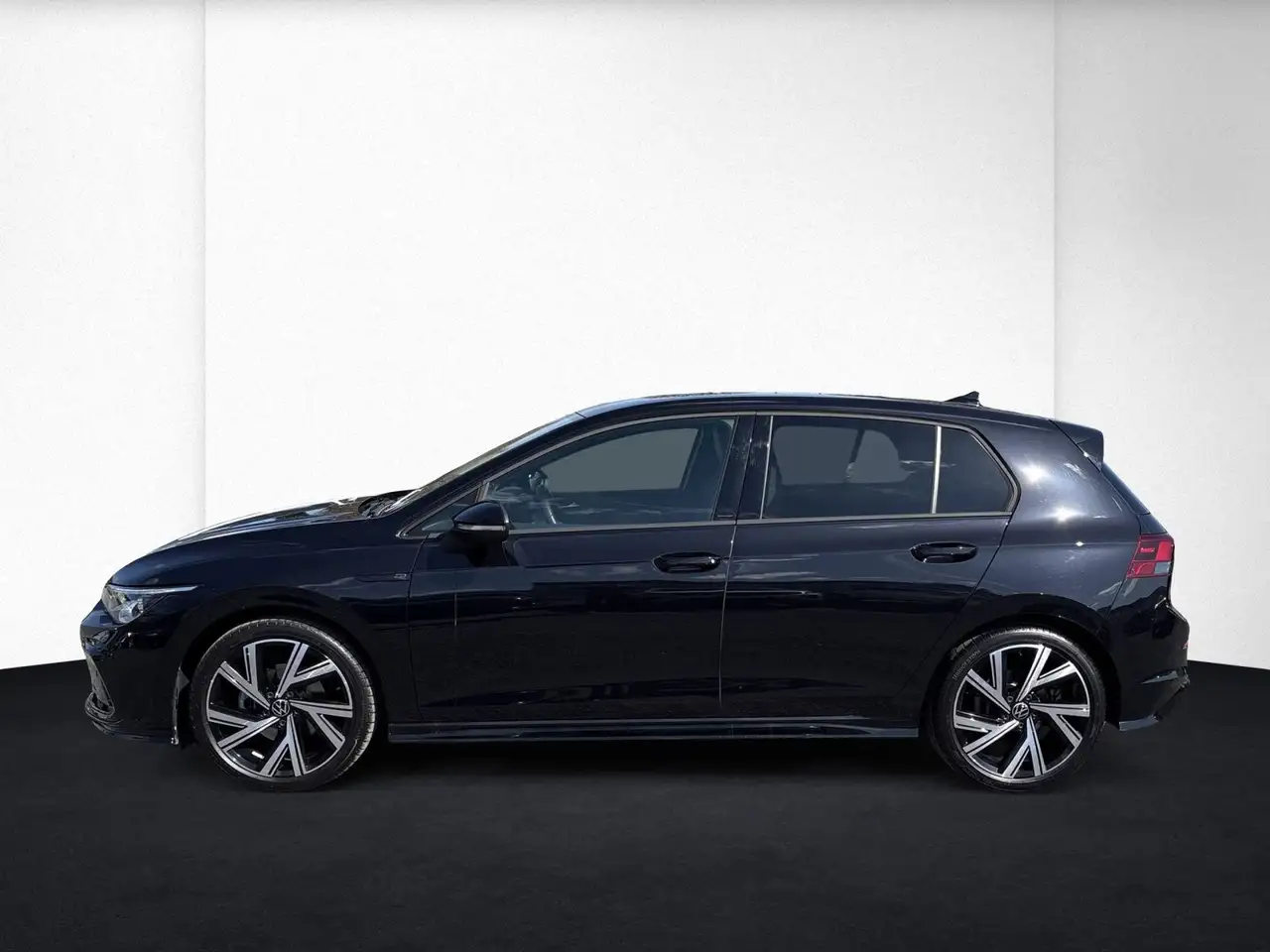 Volkswagen Golf VIII R-Line 1.5eTSI DSG RFK+LED+ACC+SHZ+App — Vehicle gallery 5