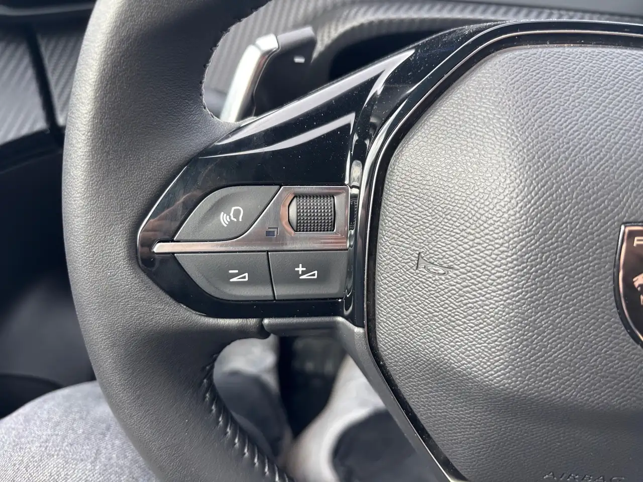 Peugeot 2008 1.2 PureTech 130 Allure LED PDC KlimaA Navi — Galerie du véhicule 17
