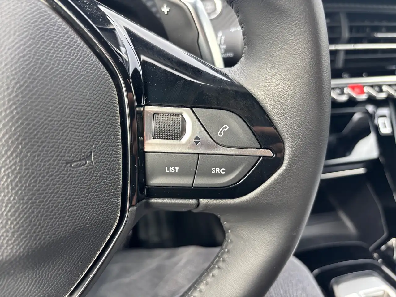 Peugeot 2008 1.2 PureTech 130 Allure LED PDC KlimaA Navi — Galerie du véhicule 18