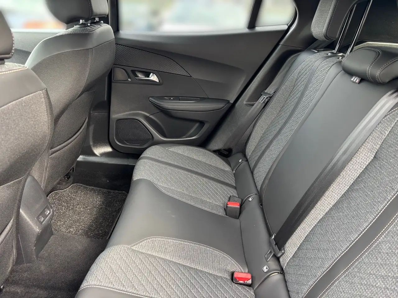 Peugeot 2008 1.2 PureTech 130 Allure LED PDC KlimaA Navi — Galerie du véhicule 8