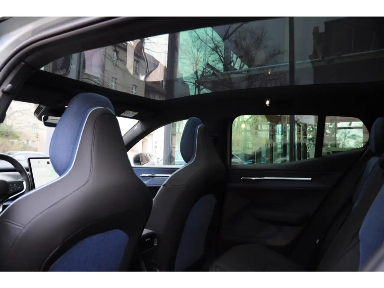 Volvo EX30 Twin Motor Performance Ultra *indigo*AWD* — معرض صور السيارة 11