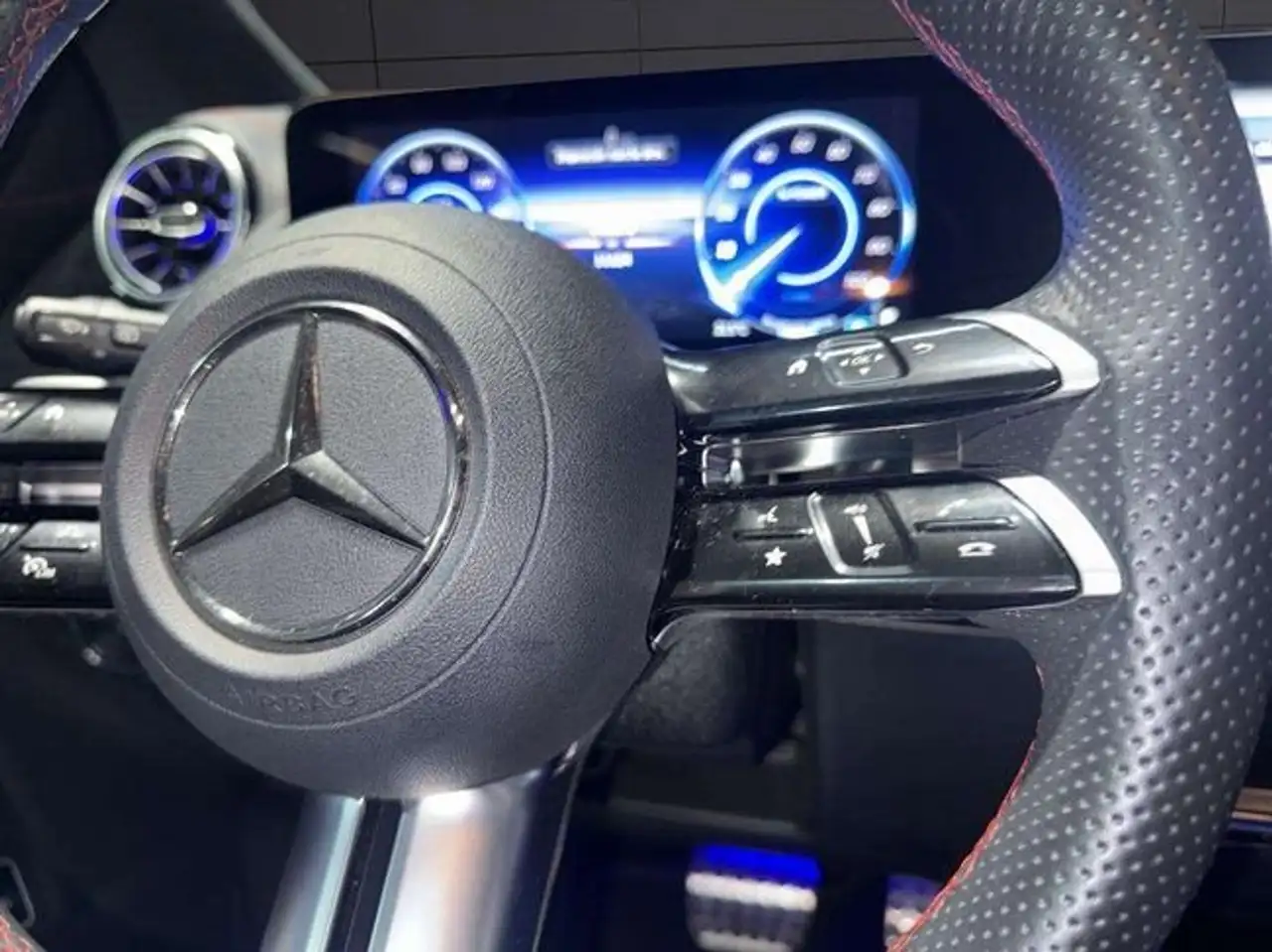 Mercedes-Benz EQA 250+ AMG — Vehicle gallery 12