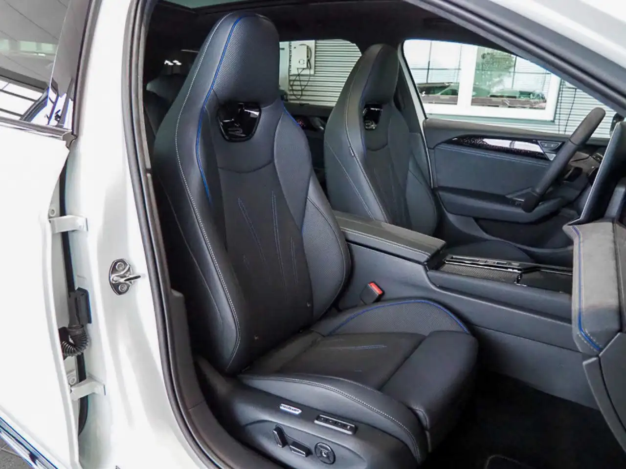 Volkswagen Passat Variant R-Line 1.5 TSI eHybrid DSG AHK, LED — Vehicle gallery 10