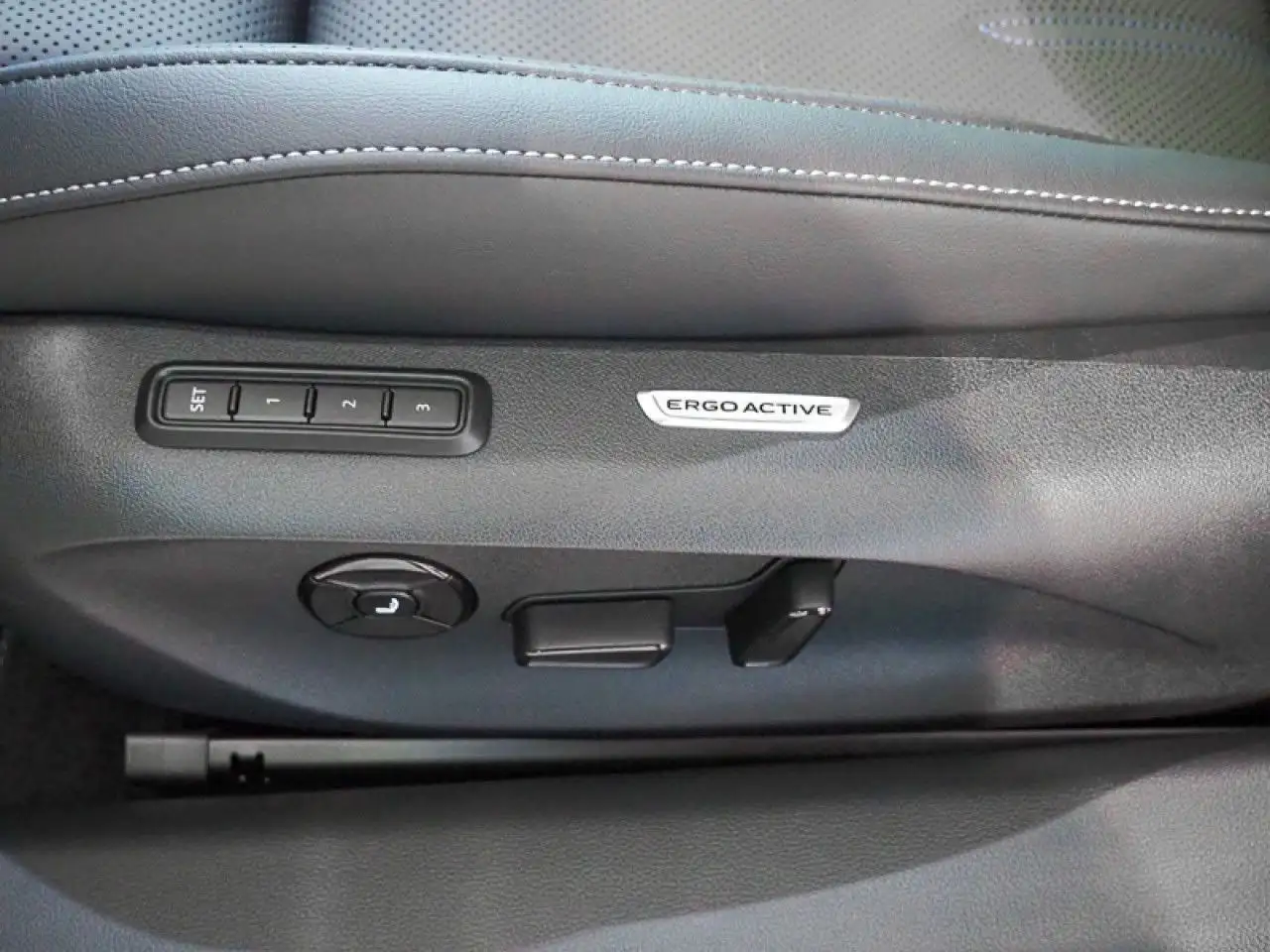 Volkswagen Passat Variant R-Line 1.5 TSI eHybrid DSG AHK, LED — Vehicle gallery 15