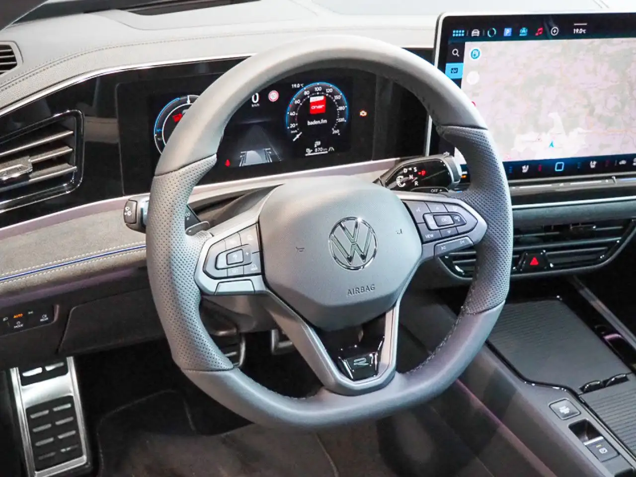 Volkswagen Passat Variant R-Line 1.5 TSI eHybrid DSG AHK, LED — Vehicle gallery 13