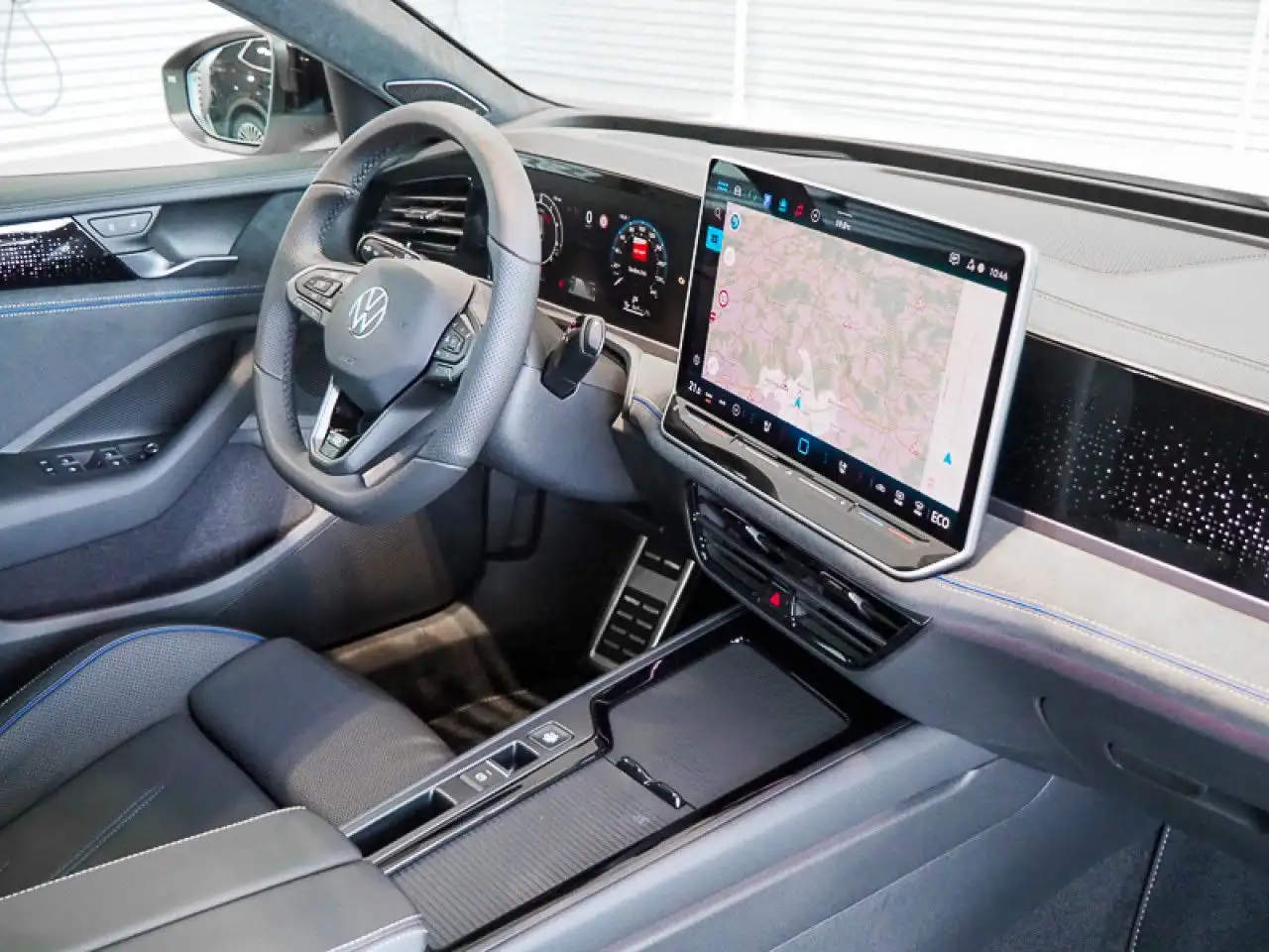 Volkswagen Passat Variant R-Line 1.5 TSI eHybrid DSG AHK, LED — Vehicle gallery 8