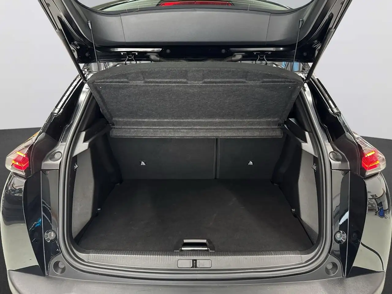 Peugeot 2008 Neuer 2008 GT PureTech 130 EAT8 — معرض صور السيارة 9