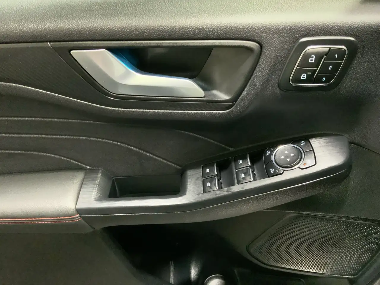Ford Kuga ST-Line X Aut.*PANO*AHK*360GRAD*LED-MATRIX*NAVI*GR — Galería del vehículo 16