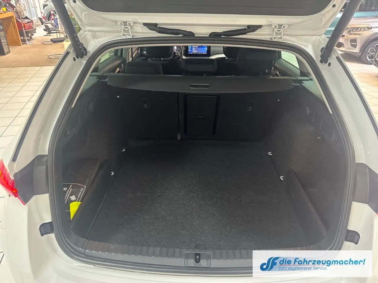 Skoda Octavia Combi 1.5 TSI mHEV 85 kW Selection Navi Digitales — Vehicle gallery 17