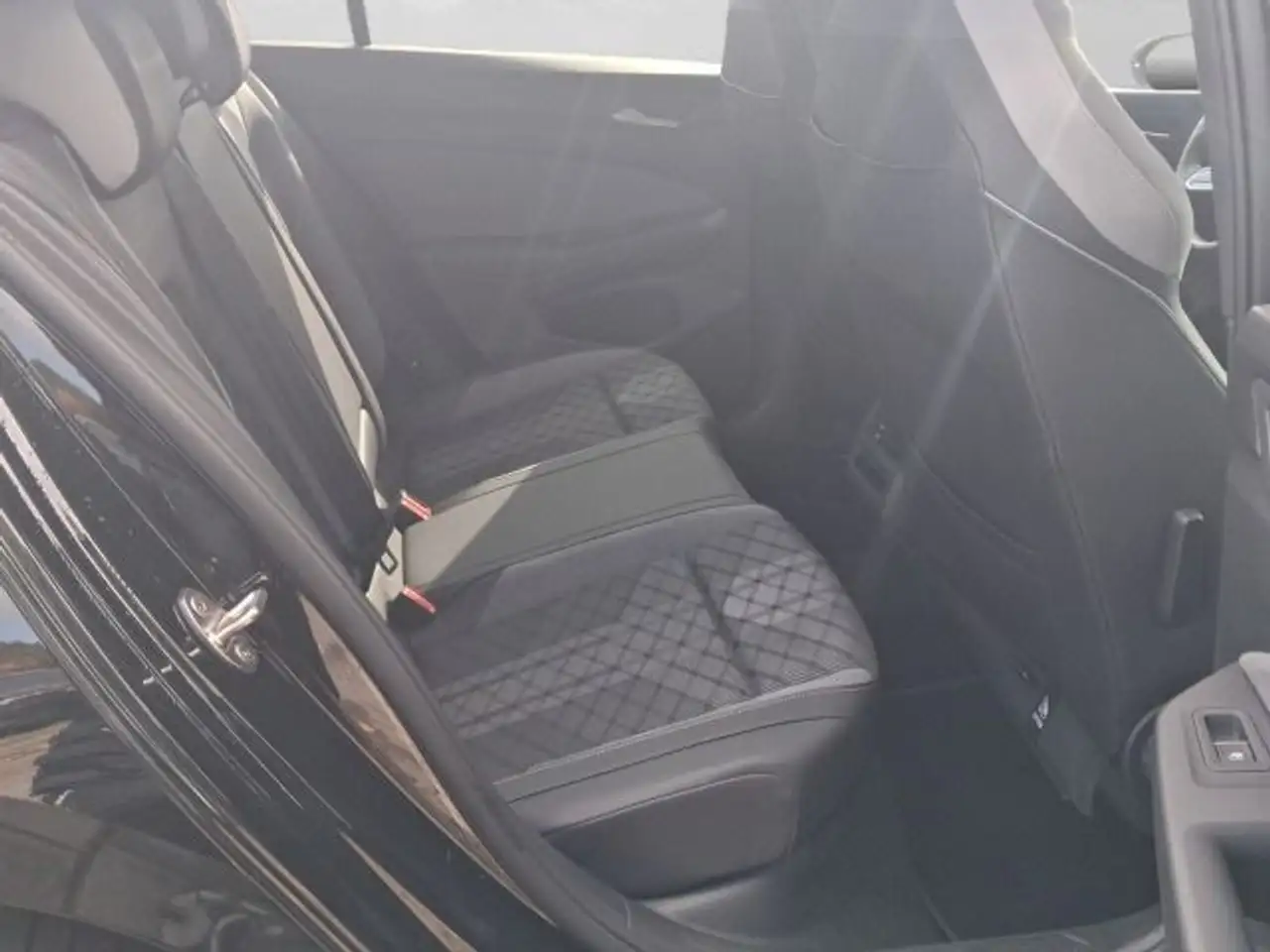 Volkswagen Golf 1.5 eTSI DSG R-LINE LED NAVI KAMERA AHK — Galerie du véhicule 6
