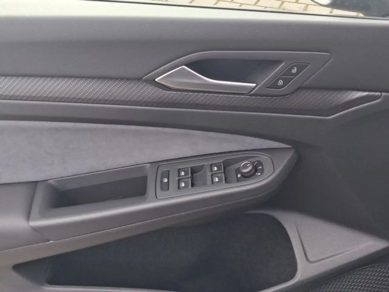 Volkswagen Golf 1.5 eTSI DSG R-LINE LED NAVI KAMERA AHK — Galerie du véhicule 8