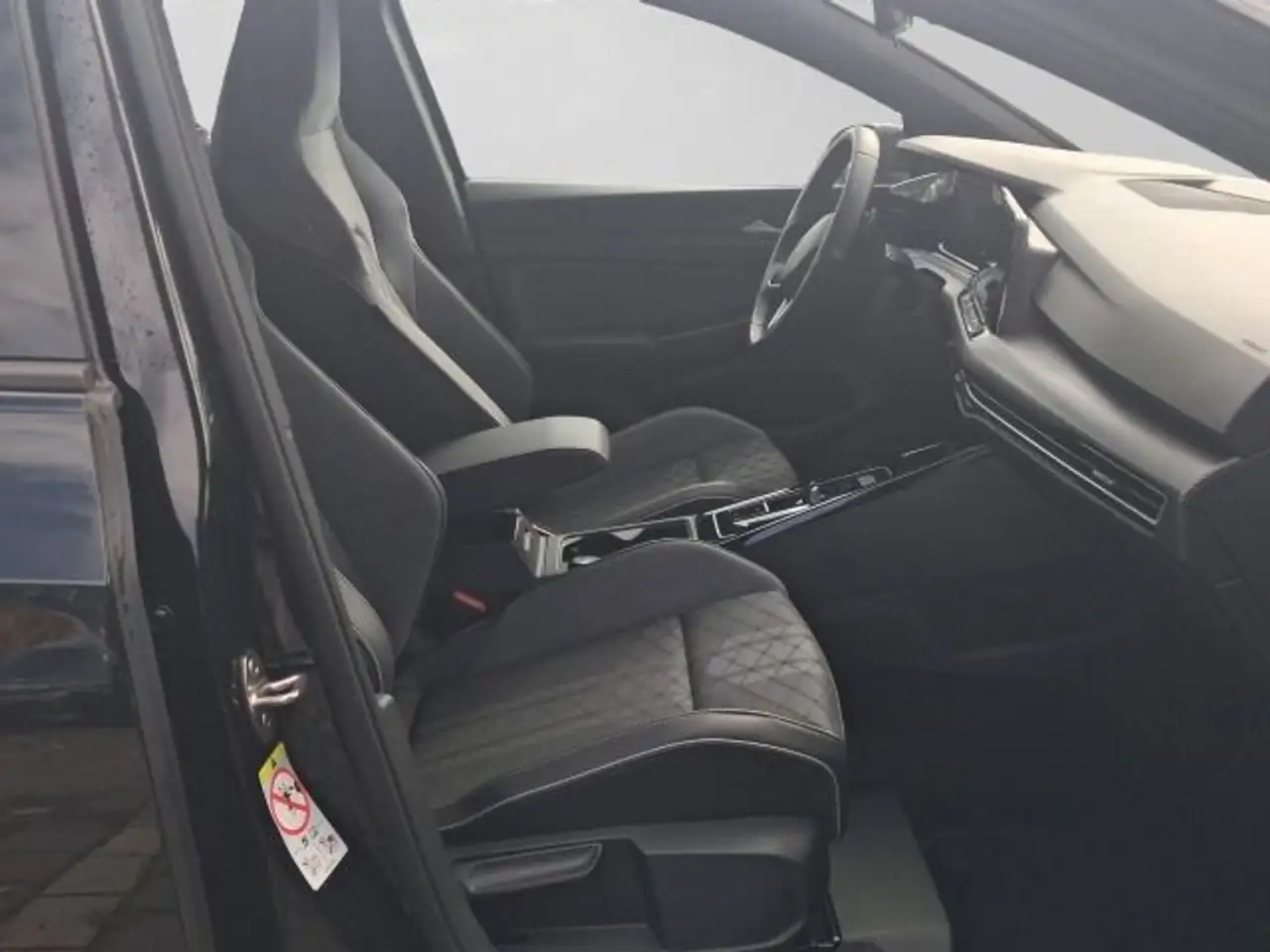 Volkswagen Golf 1.5 eTSI DSG R-LINE LED NAVI KAMERA AHK — Galerie du véhicule 4