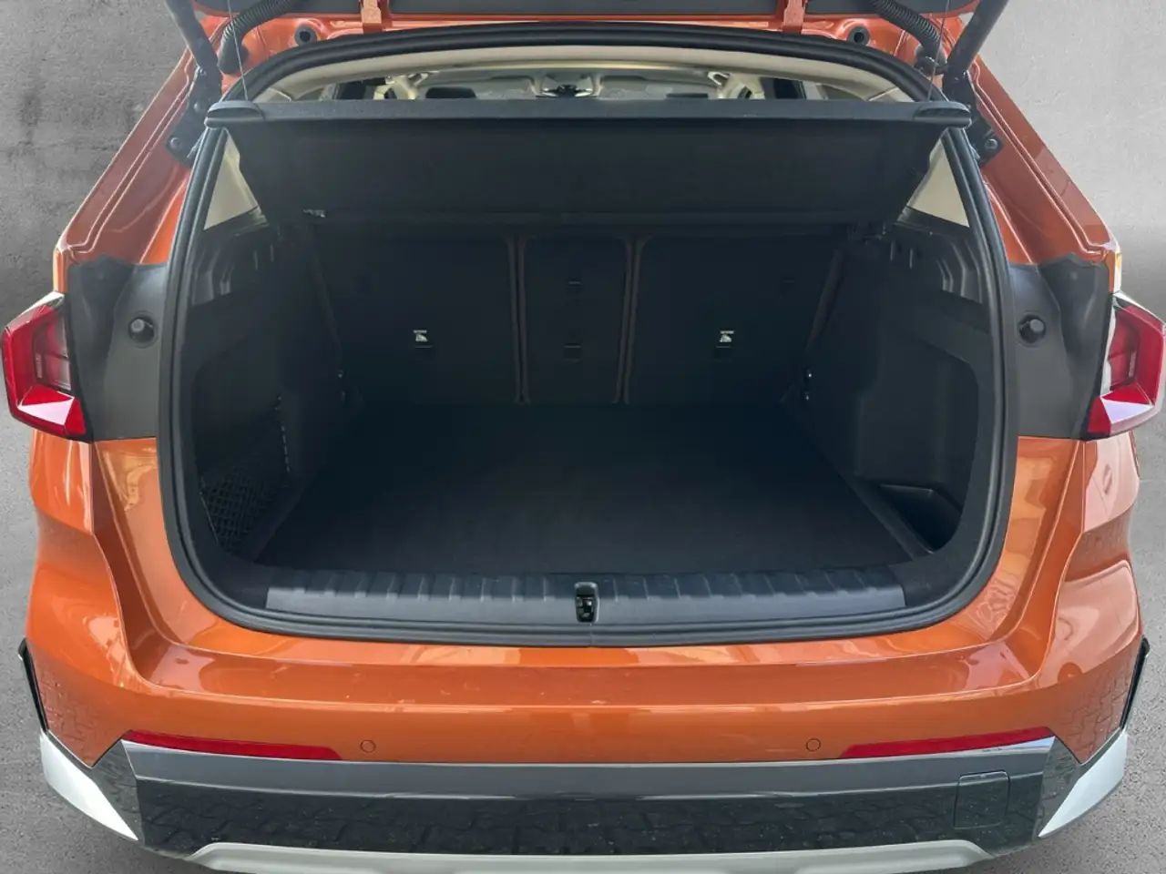 BMW X1 xDrive23i xLINE 18''LC PROF AHK HuD PANO SPORTSITZ — Galerie du véhicule 15