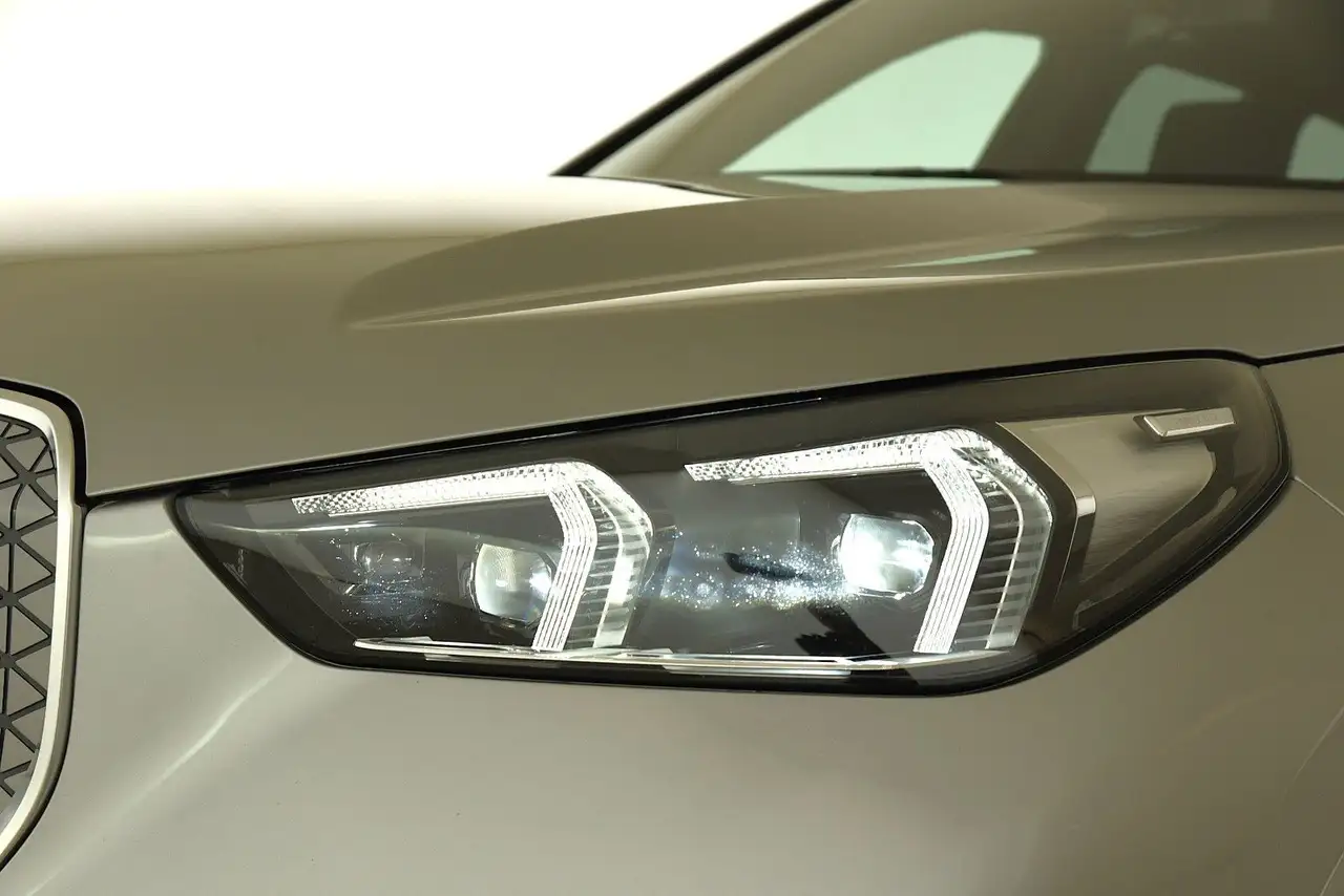 BMW iX1 xDrive30 M Sport AHK DriveAss+ Aktivsitz H+K — معرض صور السيارة 23