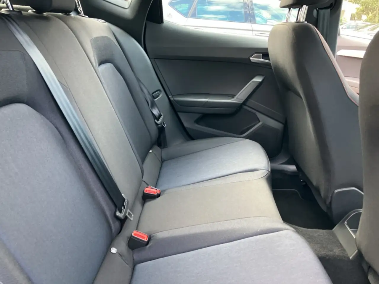 SEAT Arona 1.0 TSI FR ACC+NAVIGATION+SHZ+LED+DAB+PDC — Vehicle gallery 26