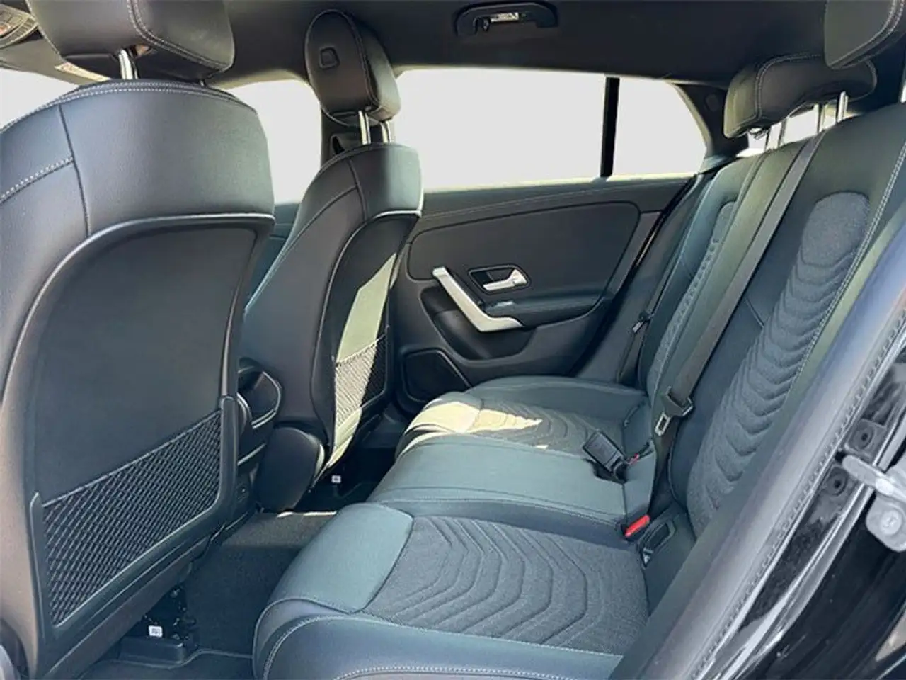 Mercedes-Benz Sonstige CLA 180 Shooting Brake — Galería del vehículo 23