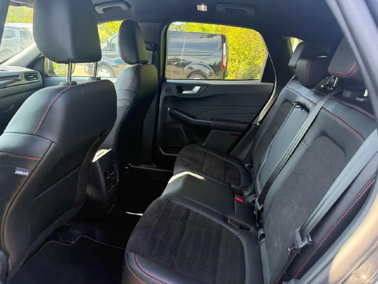 Ford Kuga Hybrid ST-Line X — Vehicle gallery 9