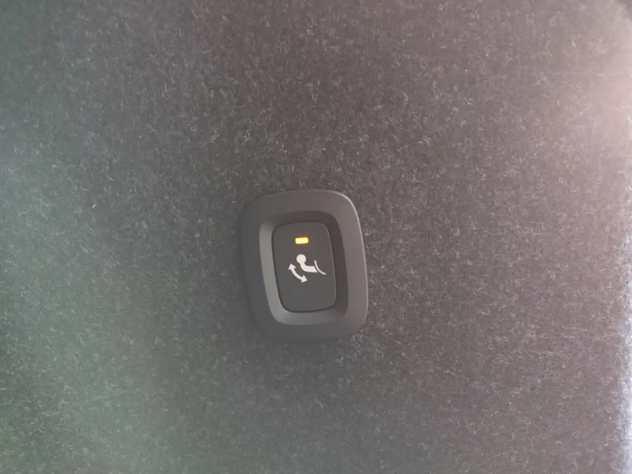 Volvo C40 Ultimate Electric AWD NAVI PANO Klimaaut AHK RFK 3 — معرض صور السيارة 16