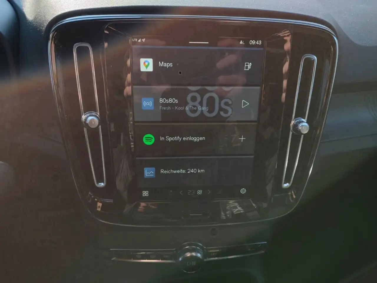 Volvo C40 Ultimate Electric AWD NAVI PANO Klimaaut AHK RFK 3 — معرض صور السيارة 10
