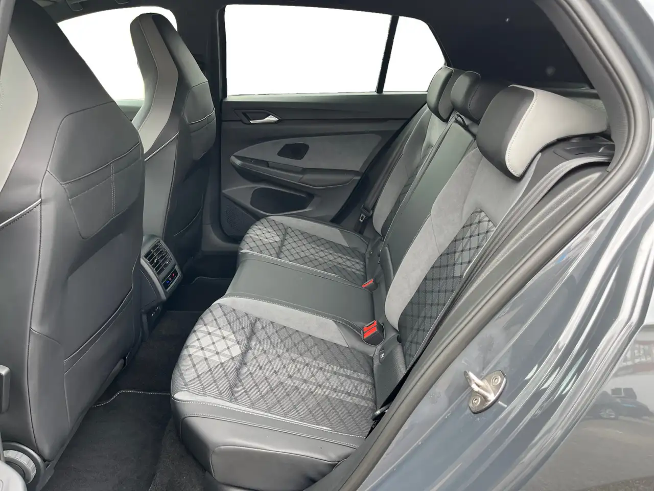 Volkswagen Golf 1.5eTSI DSG R-Line AHK Matrix Navi Cam ACC — Vehicle gallery 11